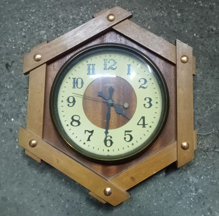 Stary zegar ścienny