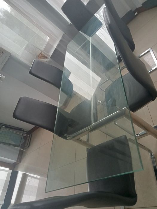 Szklany stół do jadalni