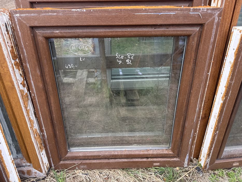 1x okno plastikowe 88x92 orzech biale (90x90, brazowe, demontaz, ru)