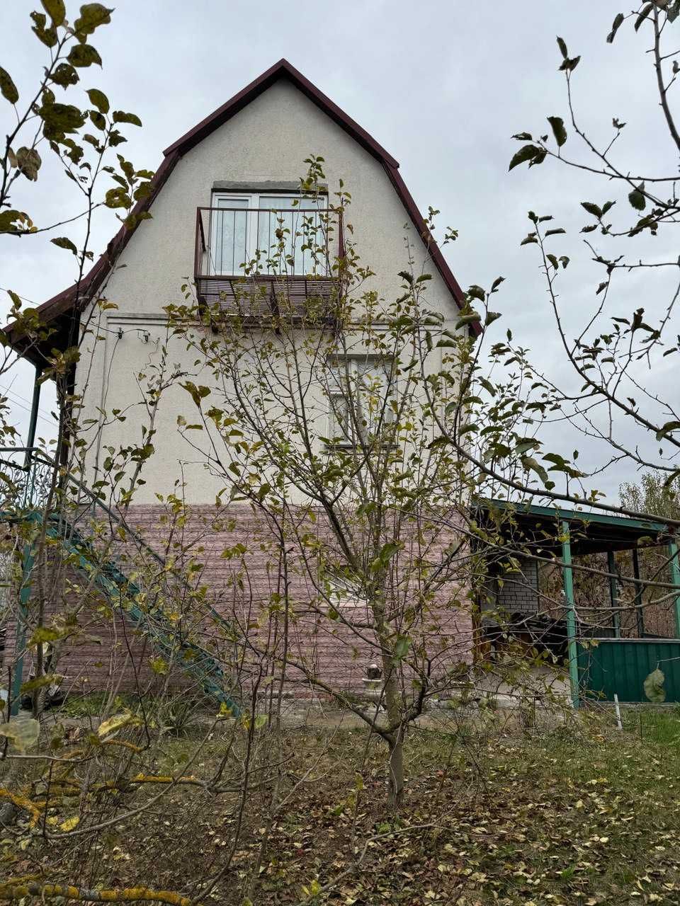 Затишна триповерхова дача з усіма зручностями – заїжджай і живи