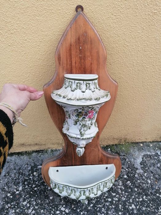 Fontanário em cerâmica antigo