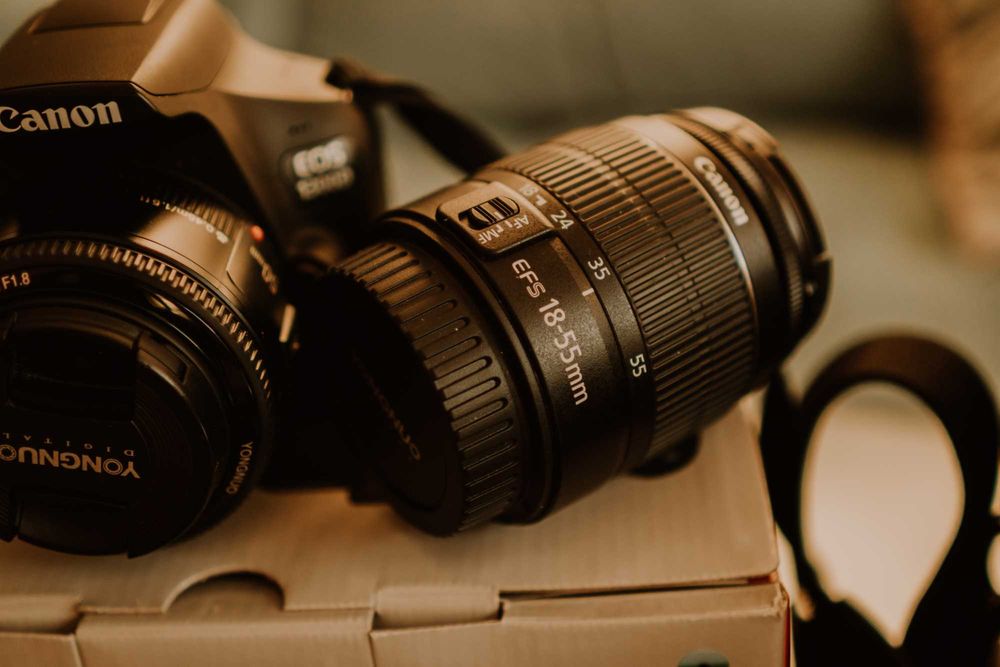 Sprzedam Canon EOS 1300D z dwoma obiektywami! + akcesoria