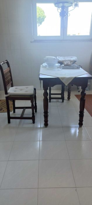 Mesa de cozinha em madeira