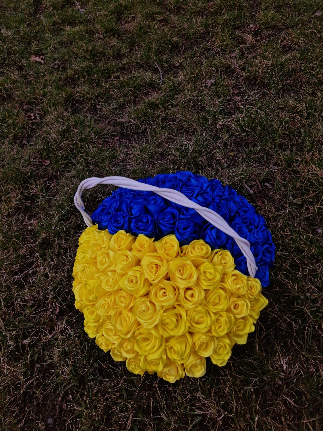 122 троянди із стрічки у плетеному кошику