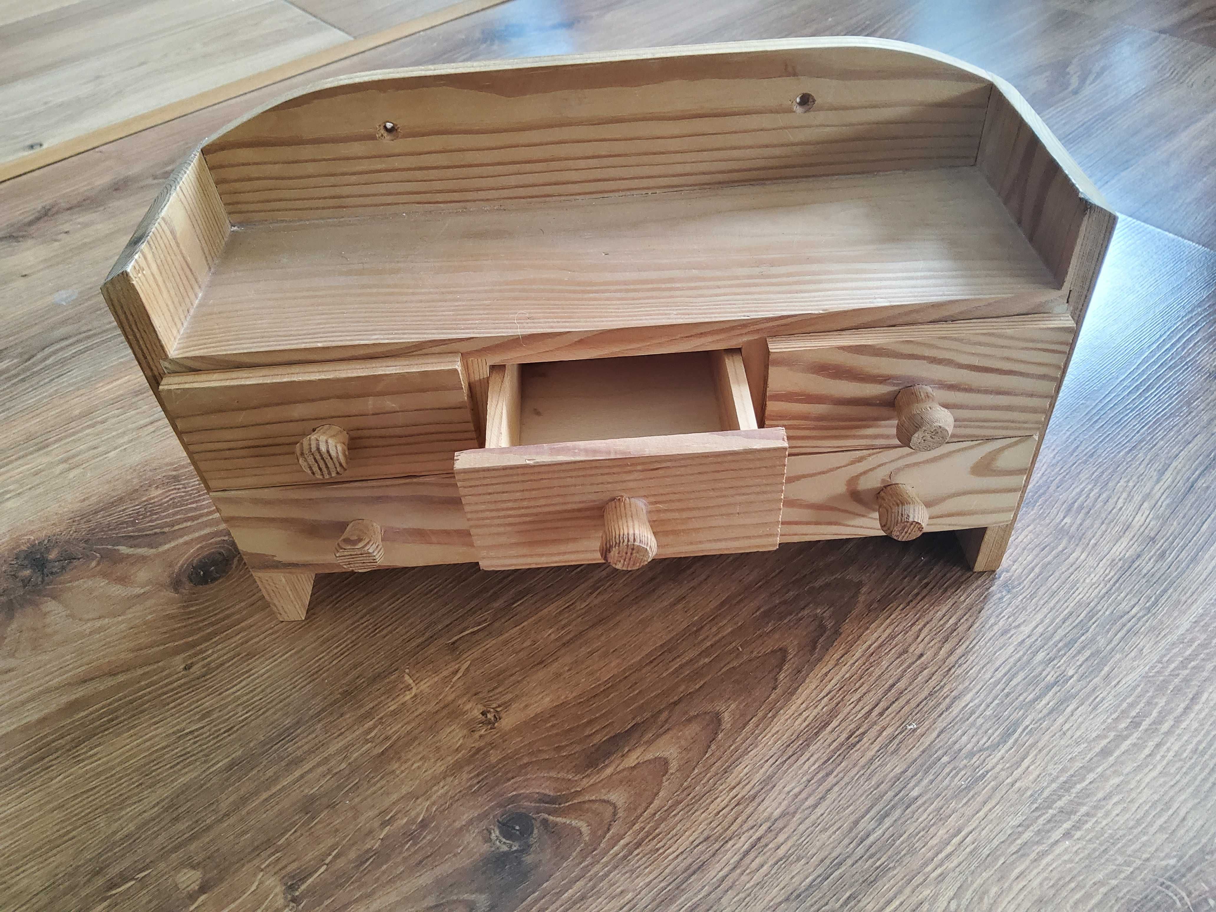 Drewniana półeczka z szufladkami