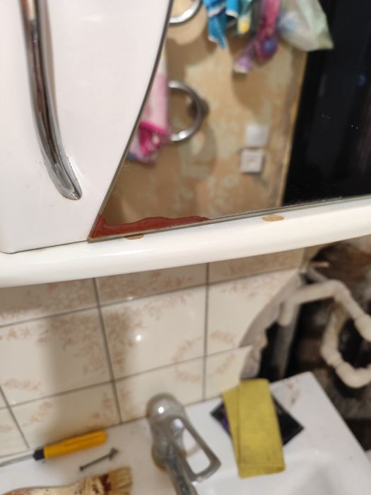 Подвесной шкаф с зеркалом в ванную комнату