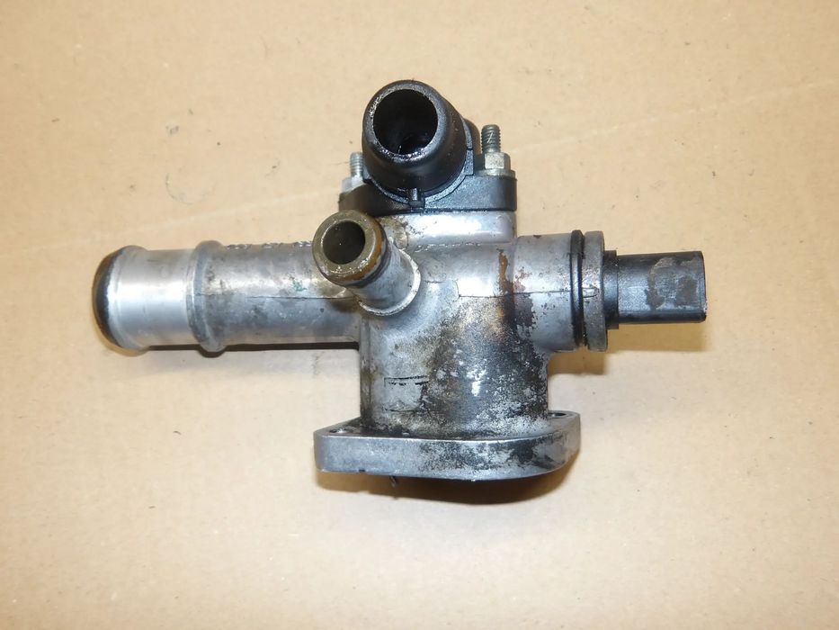 PASSAT B5 FL SEDAN 1.9TDI OBUDOWA TERMOSTATU 038121133A