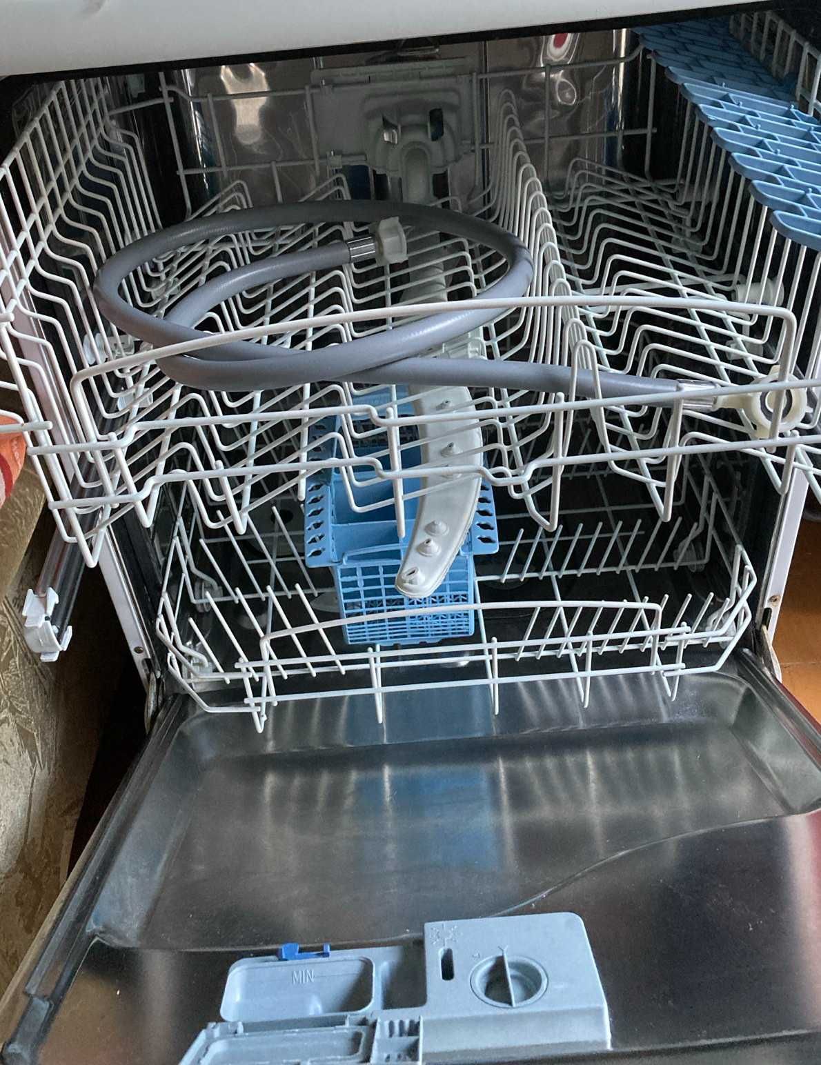 Посудомоечная машинка Indesit.