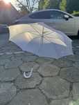 Biały parasol ślubny