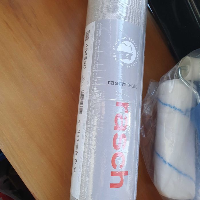 Papel de parede e kit de colagem com material