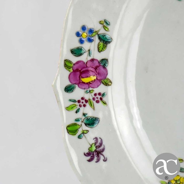 Prato Porcelana da China Bordo recortado, período Qianlong, séc. XVIII