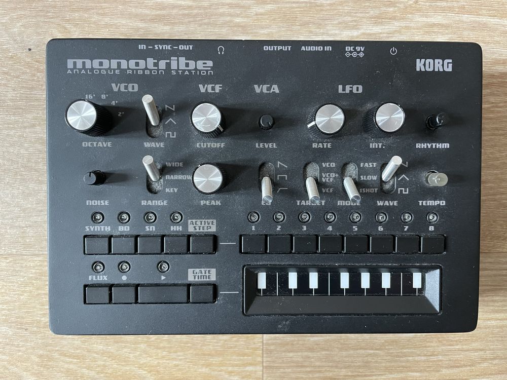 Korg Monotribe (ver. 2.1) com clickless mod e Midi