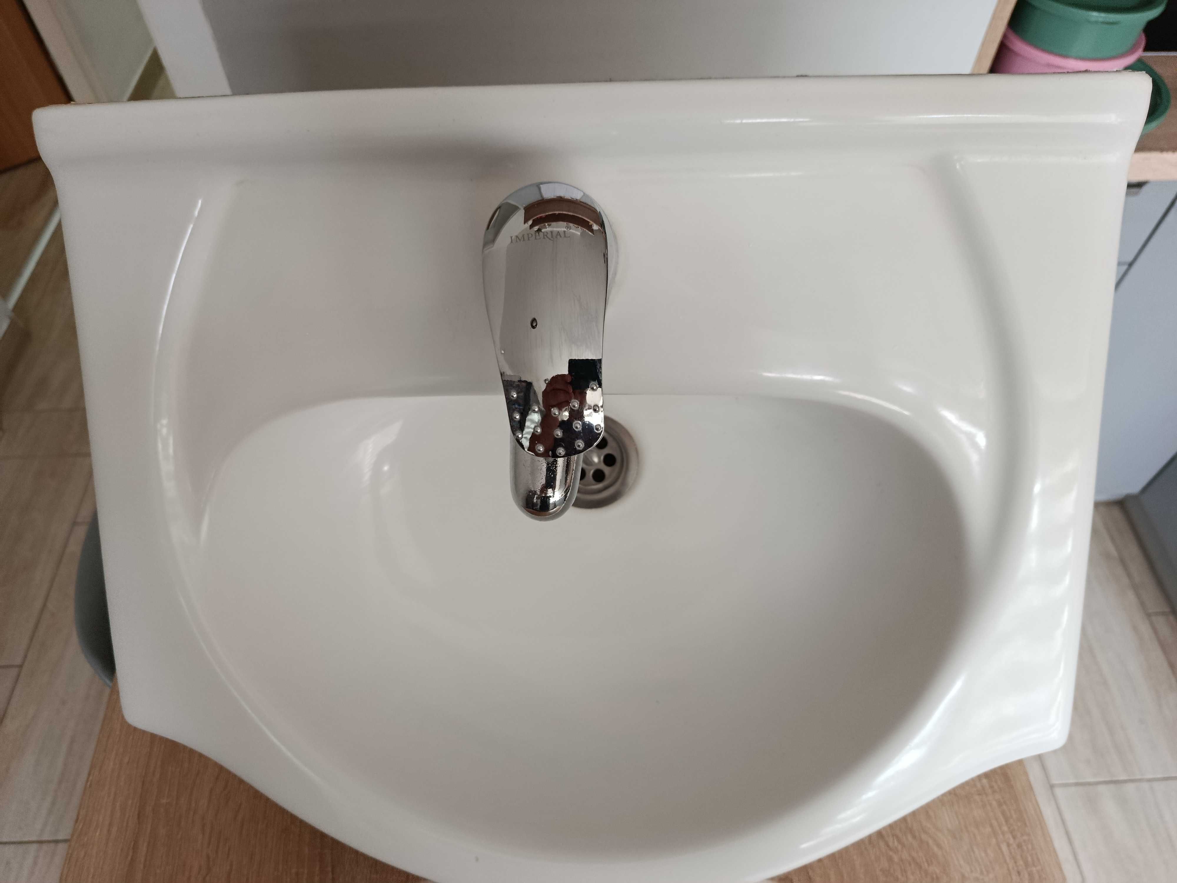 Umywalka łazienkowa ,stan dobry z baterią i wężykami,szerokość 50 cm.