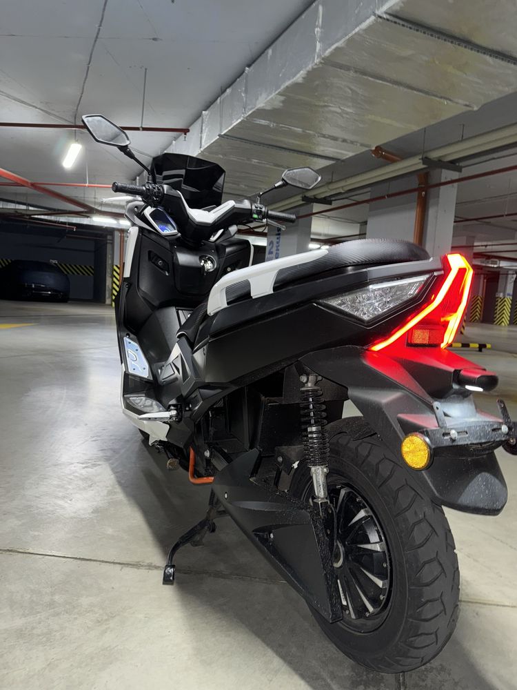 Электромотоцикл  TMAX Like.bike maxi электроскутер