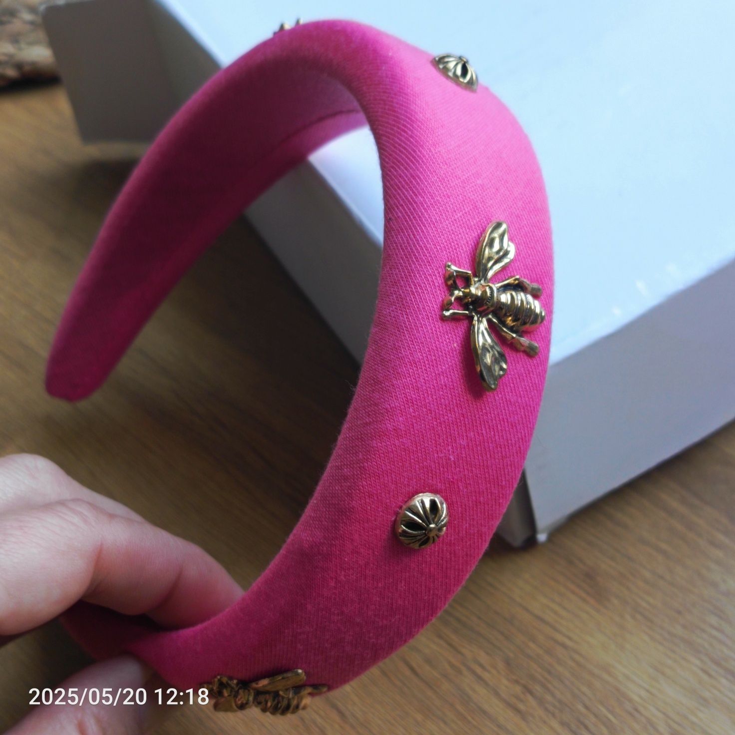 Nowa opaska na włosy hand made różowa ze złotą pszczółką