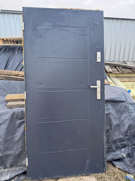 Drzwi zewnętrzne na budowę z ościeżnicą