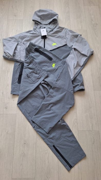 Костюм Nike Tech HV6514 065 размер L.