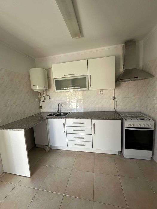 Cozinha com armários, pedra e eletrodomésticos (junto ou separado)