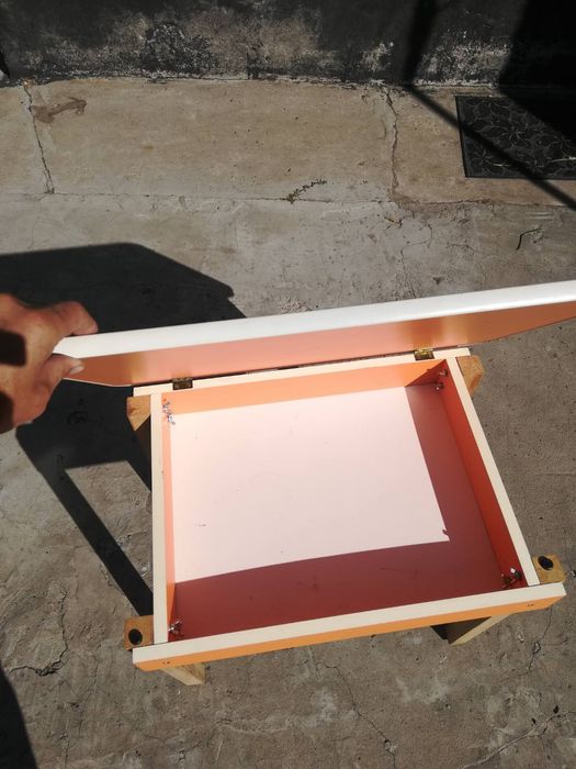 Деревянный стол и стулья