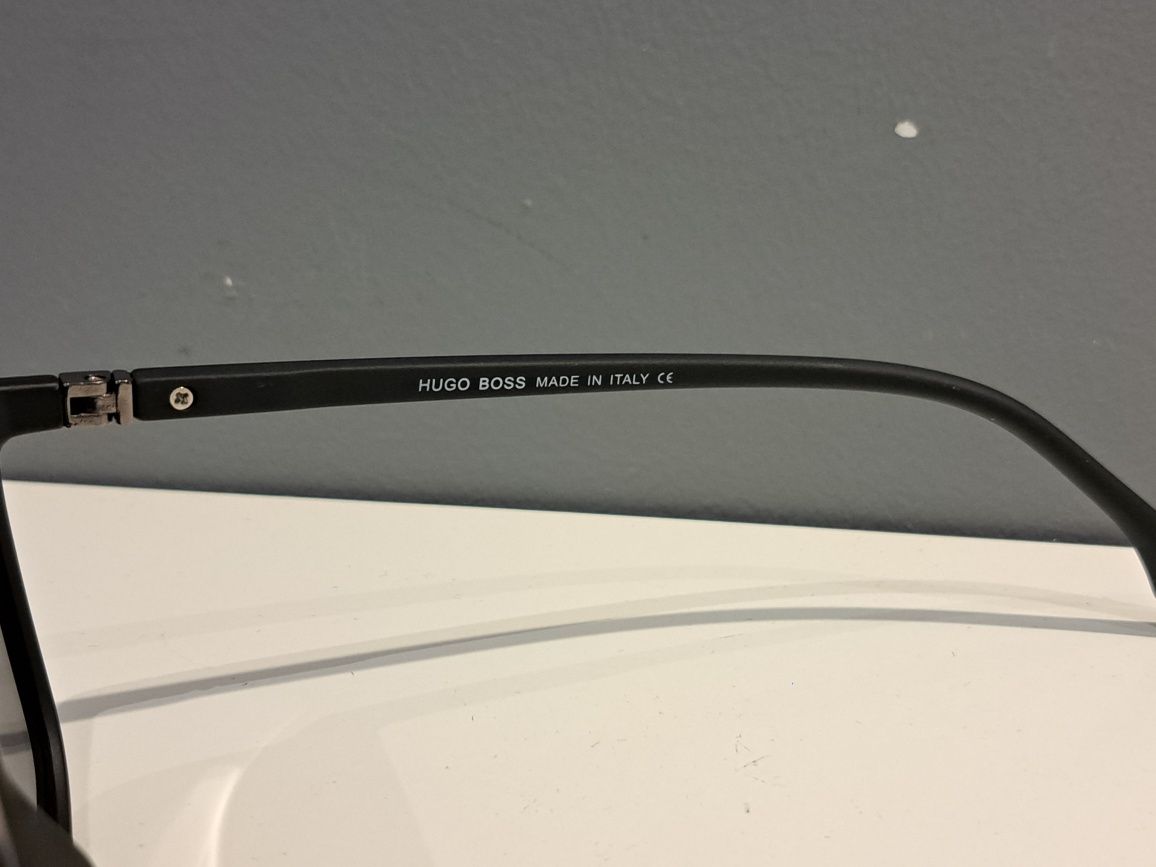 **Hugo Boss męskie czarne nowe okulary przeciwsłoneczne logo srebrne
