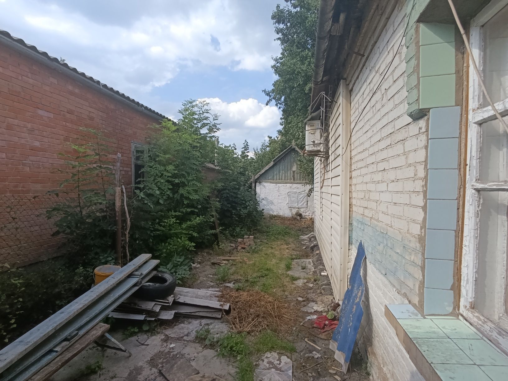 Продам будинок та частину будинку