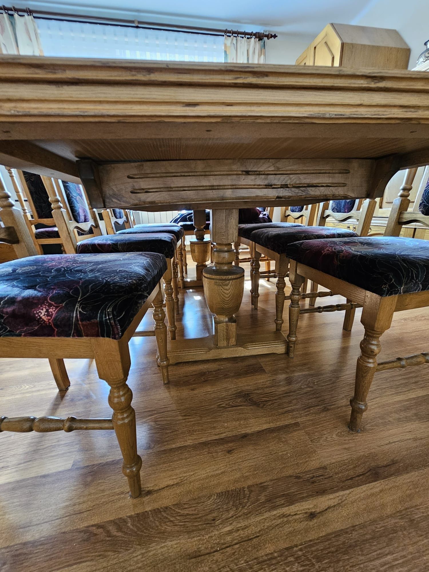 Stół i 12 krzeseł