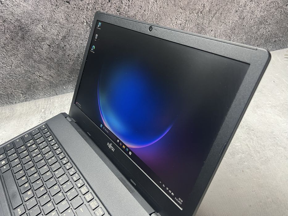 Fujitsu / i5 8250u 3.4GHz / 8 GB DDR4 / 256 SSD / 15.6 FHD / W11 Pro