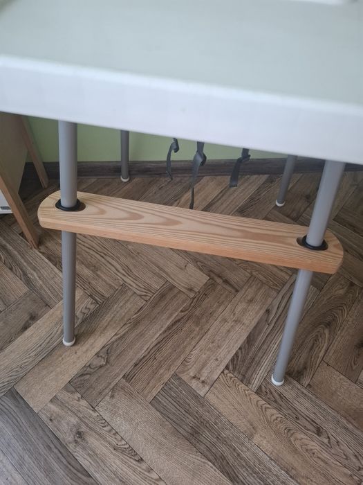 Krzesełko Ikea do karmienia z drewnianym podnóżkiem
