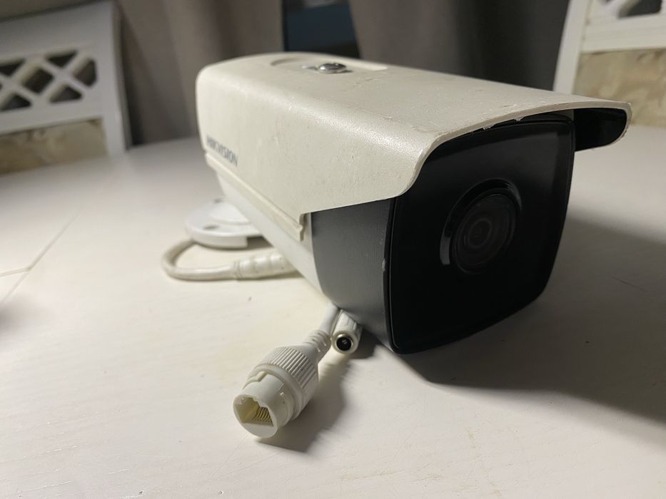 Hikvision DS-2CD2412F-IW та Hikvision DS-2CD2T43G0-I8