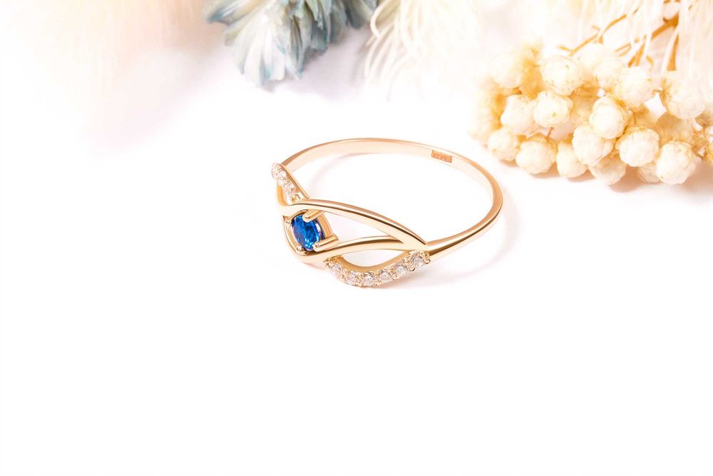 Кольцо из красного  золота с сапфиром