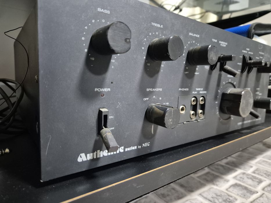 Colunas boost mais amplificador mesa de mistura e microfone