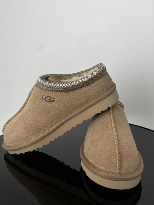 Bota UGG cano baixo bege