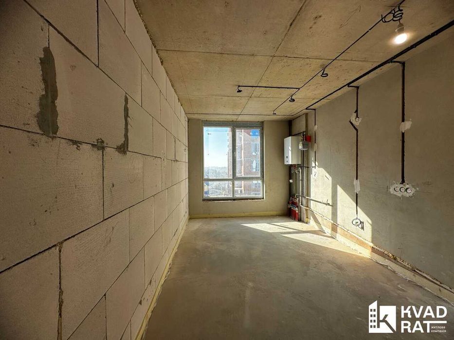 Здана двокімнатна квартира з чорновим ремонтом.
