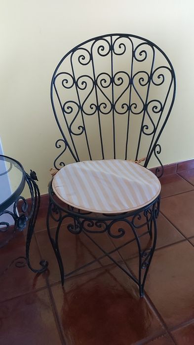 Conjunto de mesa e cadeiras em ferro forjado