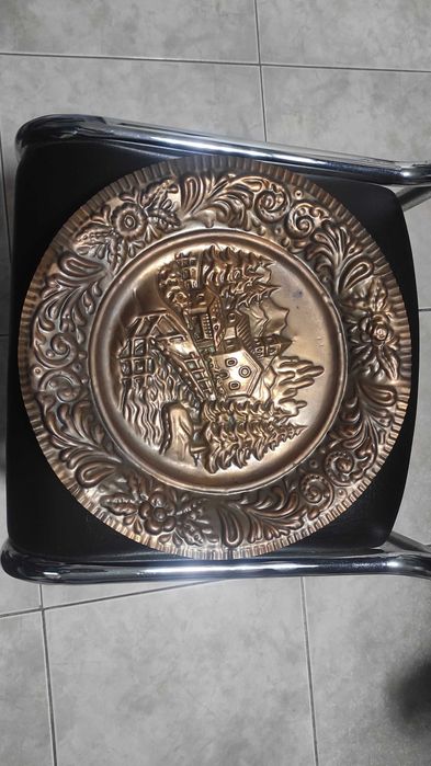 Prato em metal antigo com relevo