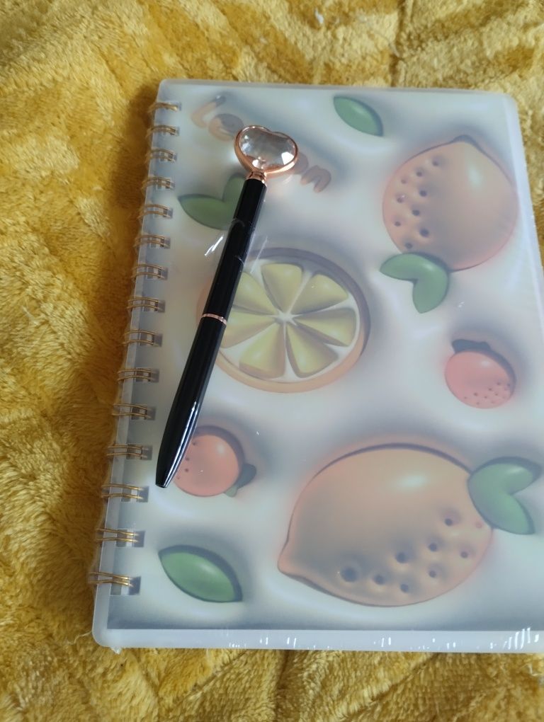 Caderno com caneta