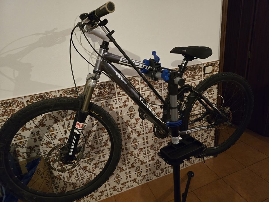 Bicicleta BTT Scott + suporte para reparação / manutenção