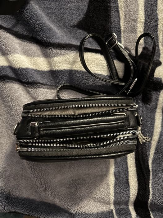 Чорная сумка через плечо в хорошем состоянии