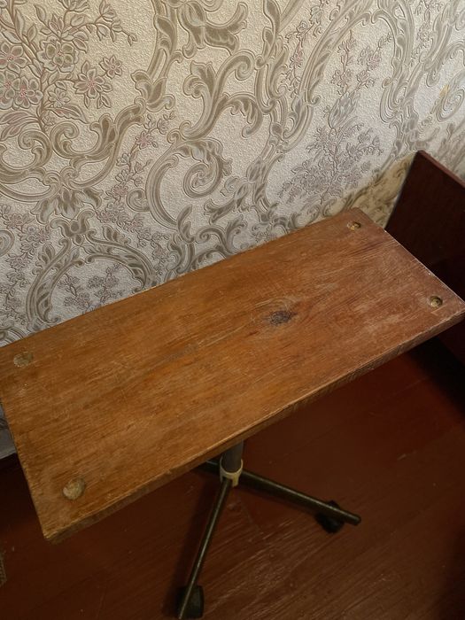 Деревʼяний журнальний столик на колесах БЕРЕЗАНЬ