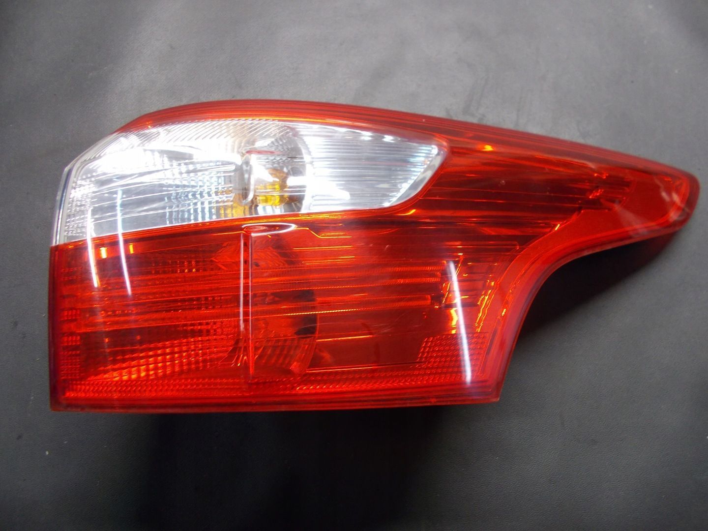 LAMPA PRAWA TYLNA FORD FOCUS MK3 KOMBI