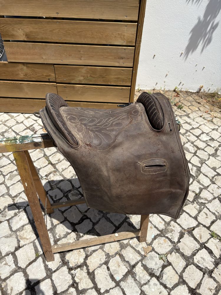 Sela de cavalo meia portuguesa e meia americana
