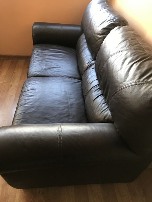 Sofá de pele genuína.