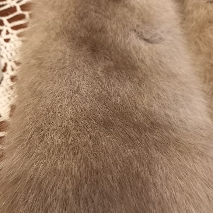 Szal z dwóch srebrzystych norek.