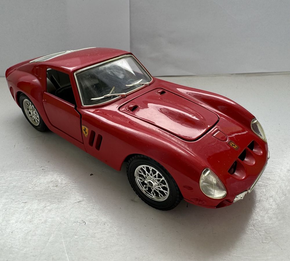 Model samochodu w skali 1:24 Ferrari GTO Bburago Burago