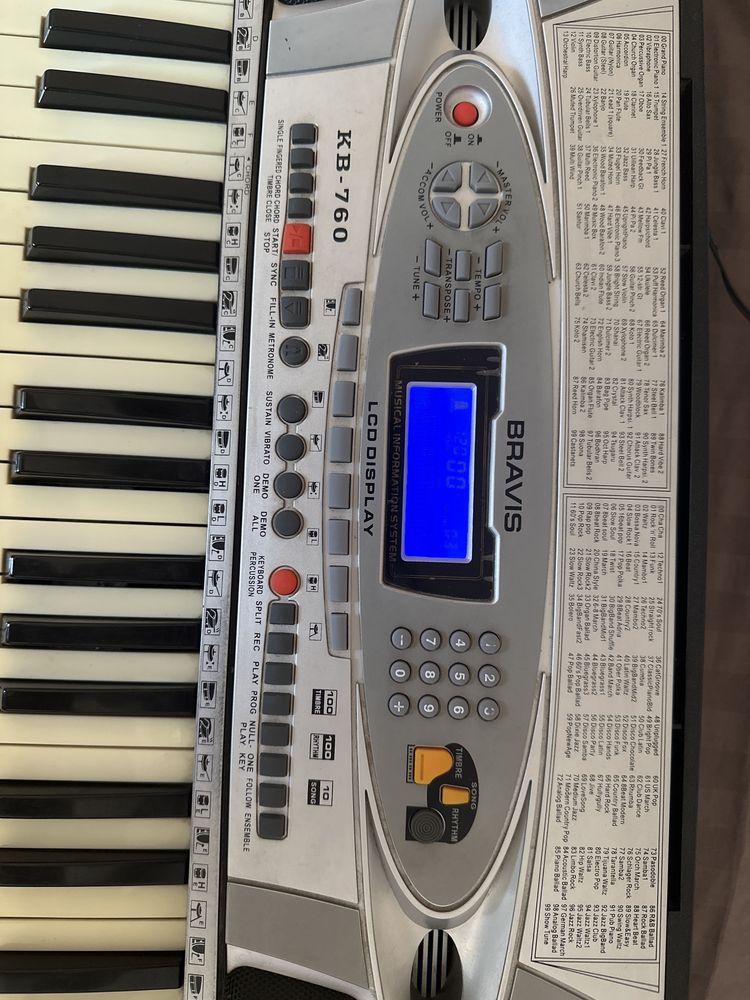 Продам синтезатор Bravis kb-760