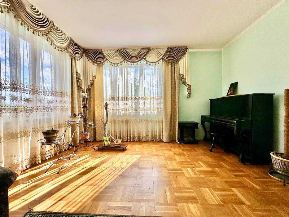 Продаж частини будинку з ділянкою у м.Дрогобич (вул. Довбуша)