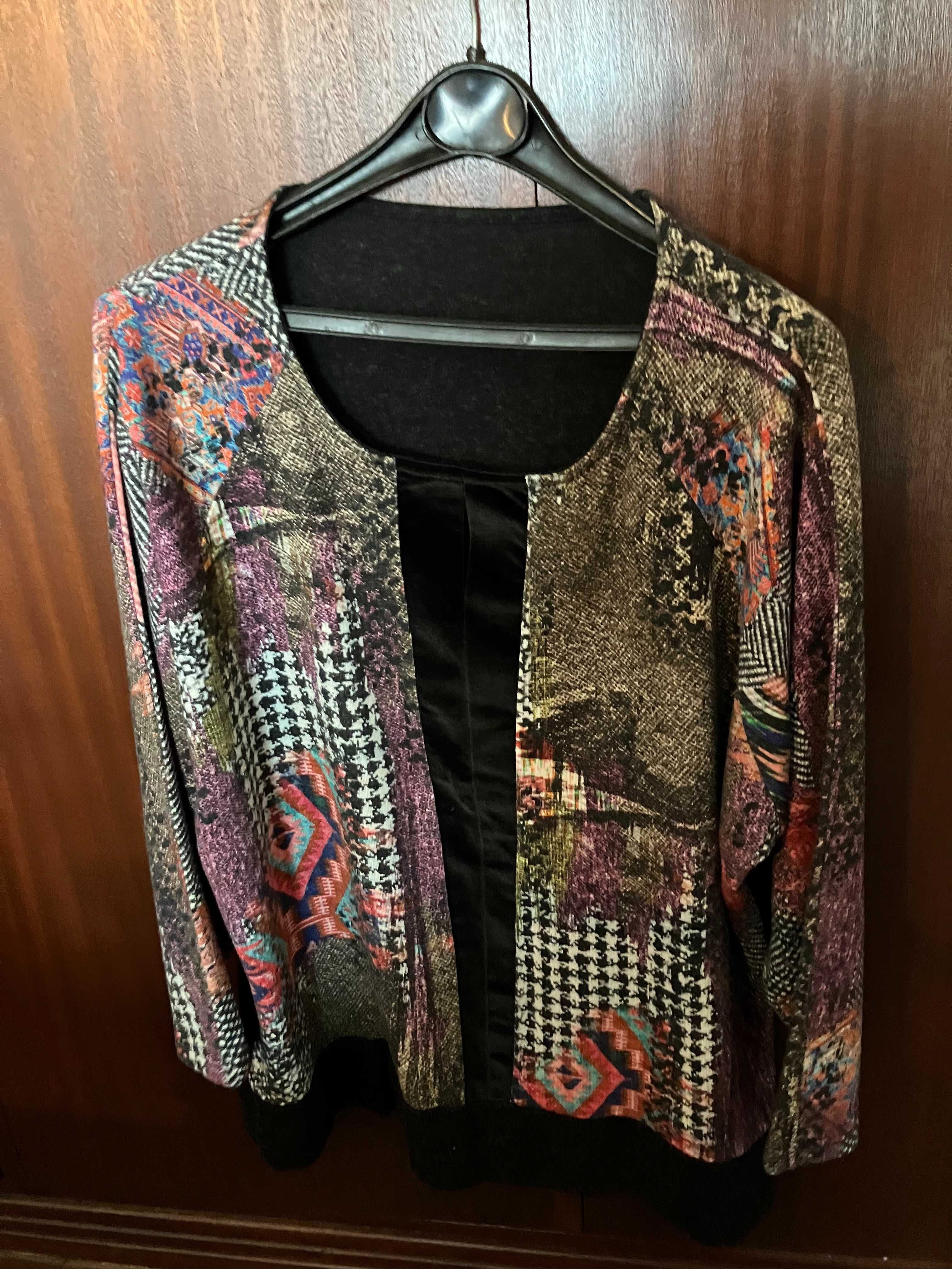 Camisola de cores discretas.
