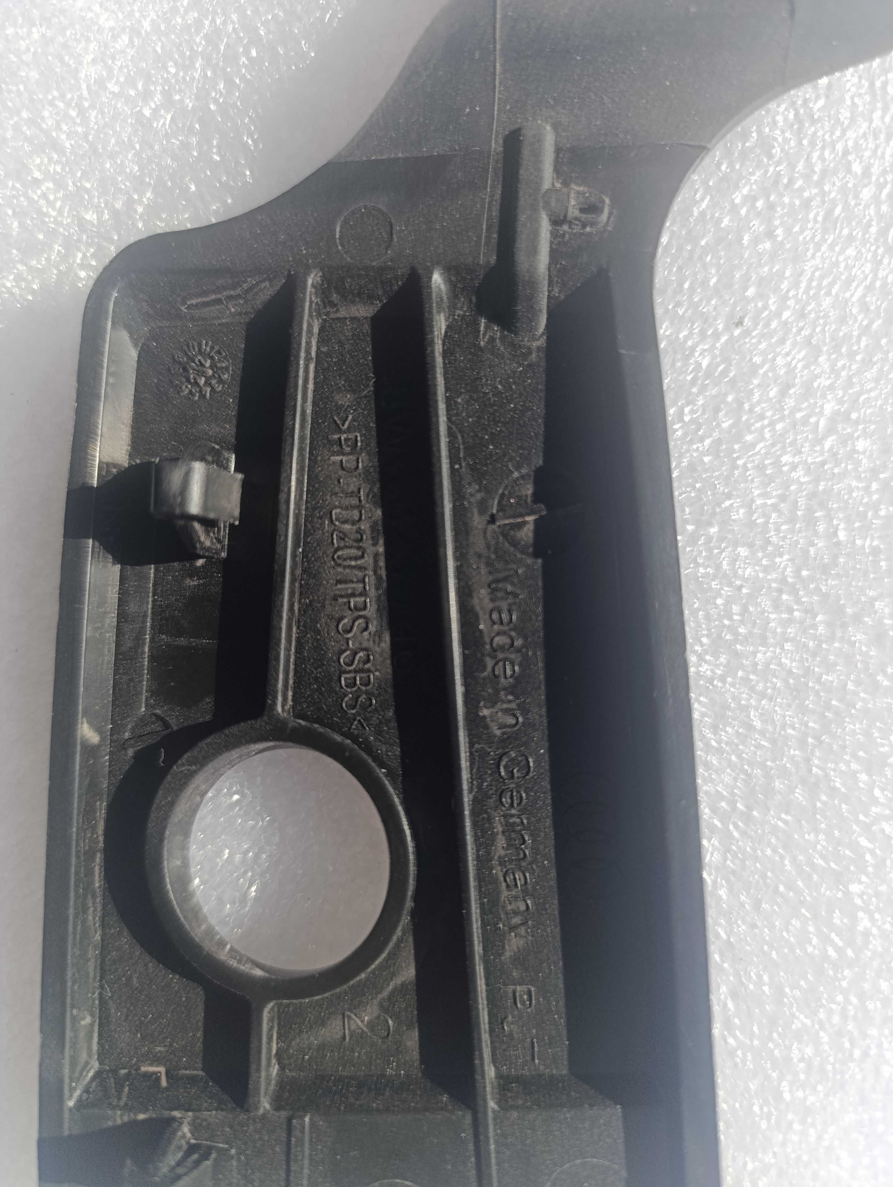 Накладка заглушки крила права audi a5 b9 8W6823746 VAG