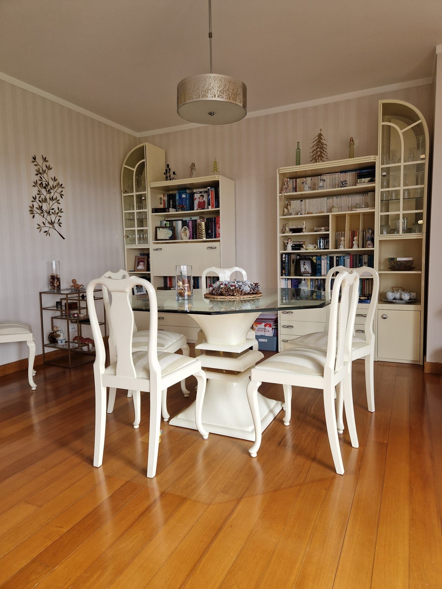 Mesa de Jantar tampo  exagonal e 6 cadeiras