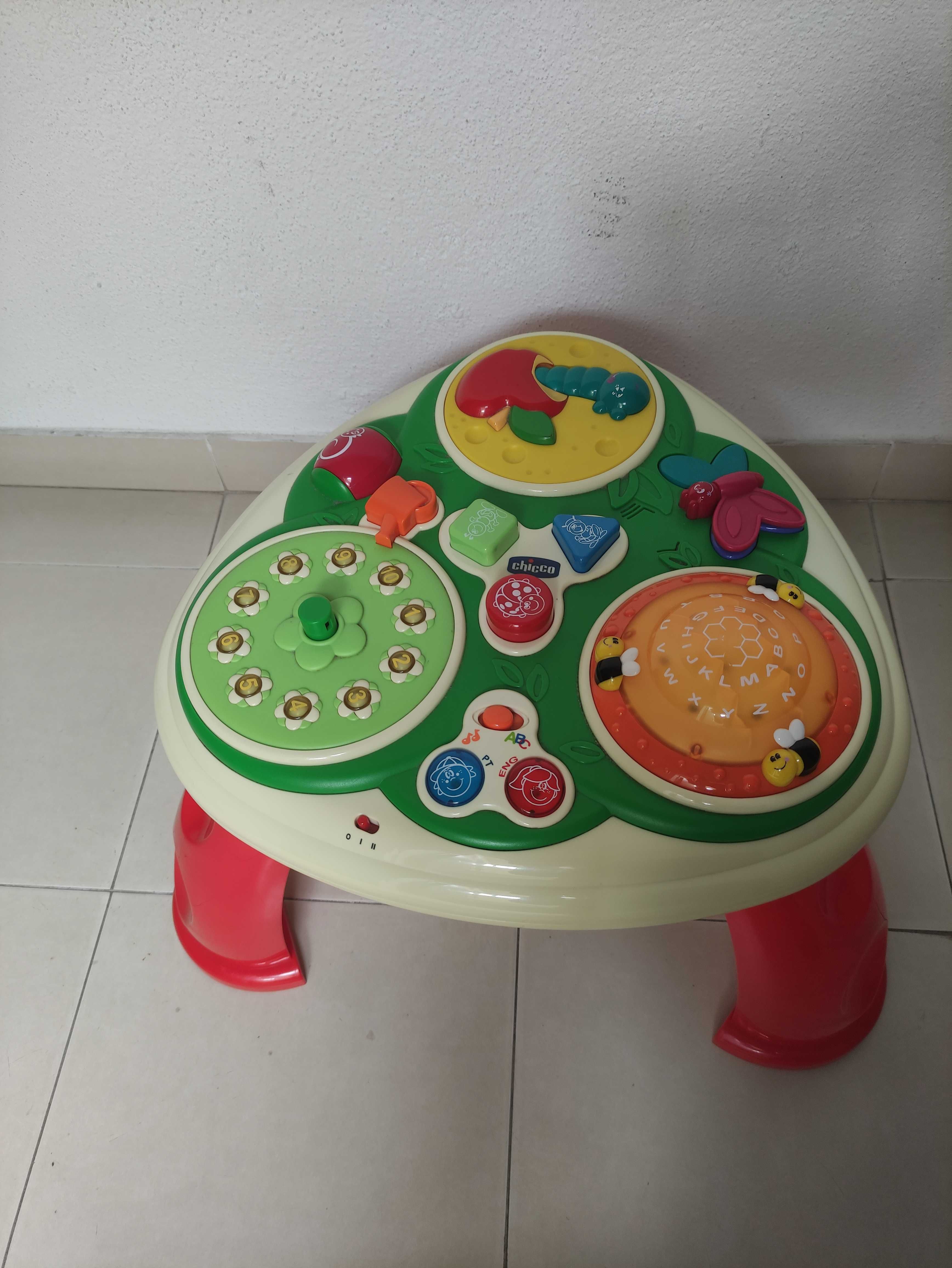 Duas mesas Chicco - brinquedos